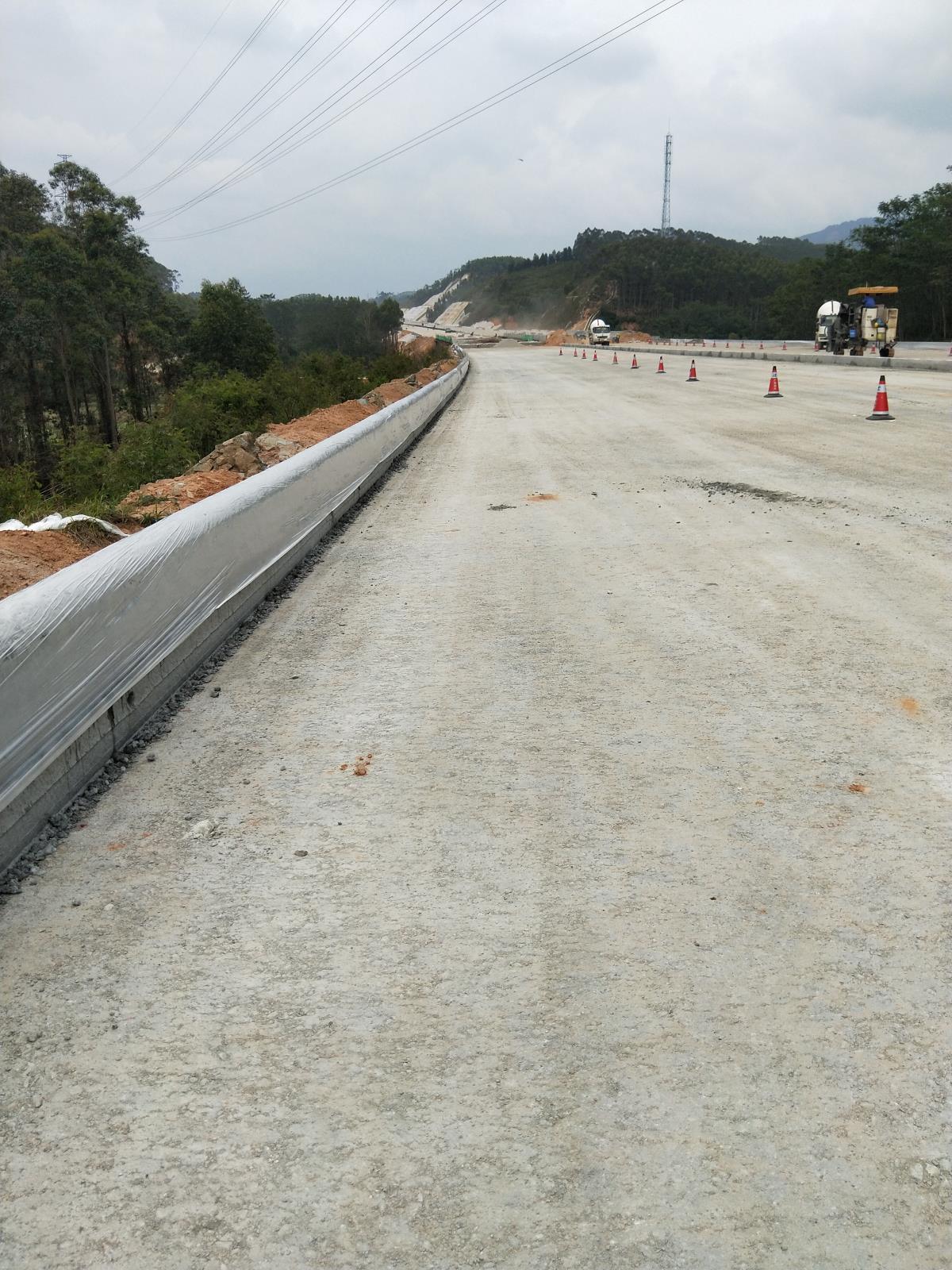 無所不能的混凝土路緣石滑模攤鋪機(jī)-新路緣（New curb）NC1300